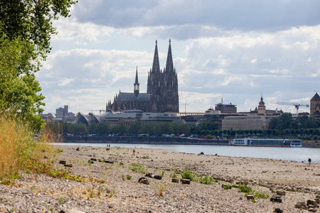 Low Water on the Rhine: View of Cologne Cathedral from the Deutz Riverbank; View of Cologne Cathedral on the opposite bank of the Rhine from the Deutz Riverbank in Cologne. With the water level at 69 cm at the Cologne gauge, the riverbed is largely dry; the low water level has thus reached the previous all-time low of October 23, 2018 Cologne, Deutz, Copyright: xMarcxJohnx