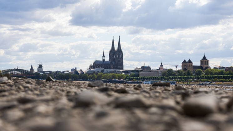 Low Water on the Rhine: View of Cologne Cathedral from the Deutz Riverbank; View of Cologne Cathedral on the opposite bank of the Rhine from the Deutz Riverbank in Cologne. With the water level at 69 cm at the Cologne gauge, the riverbed is largely dry; the low water level has thus reached the previous all-time low of October 23, 2018 Cologne, Deutz, Copyright: xMarcxJohnx