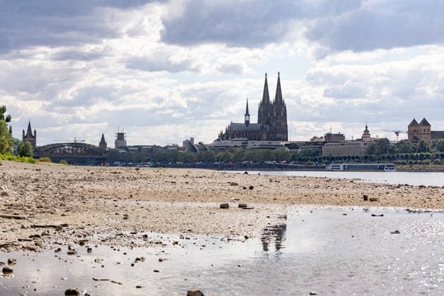 Low Water on the Rhine: View of Cologne Cathedral from the Deutz Riverbank; View of Cologne Cathedral on the opposite bank of the Rhine from the Deutz Riverbank in Cologne. With the water level at 69 cm at the Cologne gauge, the riverbed is largely dry; the low water level has thus reached the previous all-time low of October 23, 2018 Cologne, Deutz, Copyright: xMarcxJohnx