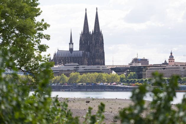 Low Water on the Rhine: View of Cologne Cathedral from the Deutz Riverbank; View of Cologne Cathedral on the opposite bank of the Rhine from the Deutz Riverbank in Cologne. With the water level at 69 cm at the Cologne gauge, the riverbed is largely dry; the low water level has thus reached the previous all-time low of October 23, 2018 Cologne, Deutz, Copyright: xMarcxJohnx