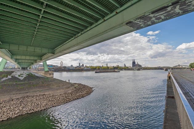 Low water levels on the Rhine; view of the Rheinauhafen from beneath the Severinsbrücke; view from the Deutz bank of the Rhine, below the Severinsbrücke, of the Rhine, the Rheinauhafen, and Cologne Cathedral. With the water level at 69 cm at the Cologne gauge, the stone embankment along the riverbank is largely dry; Copyright: xMarcxJohnx