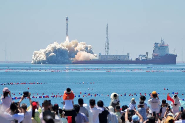 Smart Dragon-3 Carrier Rocket Launched HAIYANG, CHINA - AUGUST 5, 2026 - The audience watched the Smart Dragon-3 carrier rocket being launched from the Dongfang Space Port rocket launch ship at the seaside of Haiyang City, Shandong Province, China on August 5, 2026. Haiyang Shandong China  Copyright: xCFOTOx i1786003514654