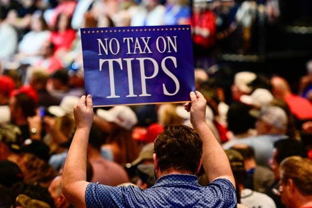 Donald J. Trump Remarks - Las Vegas, NV - 05 August 2026 A no tax on tips sign held up by an attendee ahead of an event at the Red Rock Casino Resort in Las Vegas, Nevada, United States, on August 5, 2026. During the event, Trump highlighted his administration s economic agenda, including the No Tax on Tips policy, as part of a visit to Nevada focused on service industry workers and the state s economy. Las Vagas United States Copyright: xWestonxHancockx xSOPAxImagesx Weston-Hancock-1440999