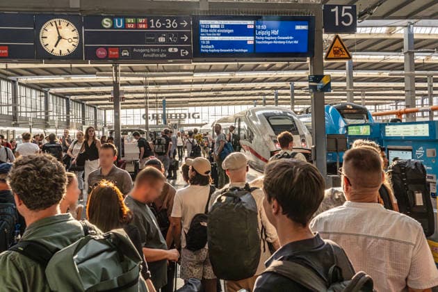 Munich Central Station, travelers rushing to their trains, 7:00 p.m., Munich, August 2026, Germany, Munich, August 2026, Munich Central Station, travelers rushing to their trains; an ICE bound for Leipzig is on Track 15, about to depart, shortly before 7:00 p.m., rail traffic, long-distance rail service, DB, Deutsche Bahn, summer, Bavaria, Bavarian,