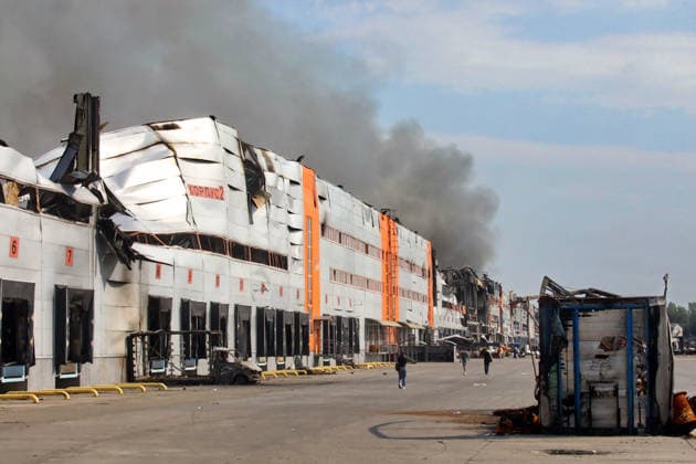A logistics complex is destroyed by a Russian missile strike in the village of Chaiky, Kyiv region, Ukraine, August 5, 2026. A direct hit triggered a large-scale fire that destroyed the main warehouse hub. Parking areas and freight vehicles also caught fire. (Photo by Volodymyr Tarasov Ukrinform) Russian missile strike hits logistics complex in Kyiv region  Copyright: xVolodymyrxTarasovx