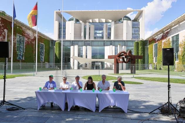Berlin, Germany, August 6, 2026 Federal Chancellery Press Statement on the Heat Summit: L R BUND Chair Olaf Bandt, AWO Board Member Claudia Mandrysch, Stefan Rahmstorf, climate activist Luisa Neubauer, Max Bürck Gemassmer, and Ralf Behring Copyright: xdtsxNachrichtenagenturx dts_129437