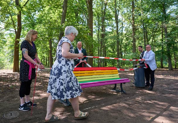Nach der Attacke auf den Berliner Christopher Street Day (CSD) wird am Donnerstag (06.08.2026) im Tiergarten ein neuer Baum am Anschlagsort gepflanzt. Ein franzoesischer Ahorn ersetzt den Baum, der infolge des Anschlags gefaellt wurde. Der Baum soll ein schuetzendes Metallgitter erhalten, an dem Karten, Fotos, Blumen und persoenliche Botschaften angebracht werden koennen. Neben dem Baum stellt das Bezirksamt eine Bank in den Farben des Regenbogens auf (im Foto 2.vl.: Stefanie Remlinger, Bezirksbuergermeisterin von Berlin-Mitte (Buendnis 90 Die Gruenen). Diese soll zum Innehalten, Verweilen und zur stillen Anteilnahme einladen und Solidaritaet mit der queeren Community zum Ausdruck bringen. (Siehe epd-Meldung vom 06.08.2026) EDITORIAL USE ON Copyright: epd-bild ChristianxDitsch D26D0806CSDAnschlagGedenkort110146