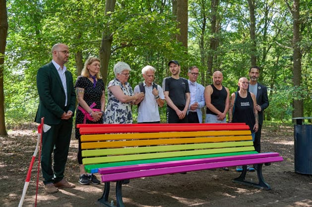 Nach der Attacke auf den Berliner Christopher Street Day (CSD) wird am Donnerstag (06.08.2026) im Tiergarten ein neuer Baum am Anschlagsort gepflanzt. Ein franzoesischer Ahorn ersetzt den Baum, der infolge des Anschlags gefaellt wurde. Der Baum soll ein schuetzendes Metallgitter erhalten, an dem Karten, Fotos, Blumen und persoenliche Botschaften angebracht werden koennen. Neben dem Baum stellt das Bezirksamt eine Bank in den Farben des Regenbogens auf (im Foto 3.vl. Stefanie Remlinger, Bezirksbuergermeisterin von Berlin-Mitte (Buendnis 90 Die Gruenen), 1.vr. Alfonso Pantisano, Queerbeauftragte des Landes Berlin). Diese soll zum Innehalten, Verweilen und zur stillen Anteilnahme einladen und Solidaritaet mit der queeren Community zum Ausdruck Copyright: epd-bild ChristianxDitsch D26D0806CSDAnschlagGedenkort110500