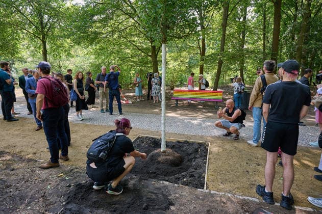 Following the attack on Berlin’s Christopher Street Day (CSD), a new tree will be planted on Thu Copyright: epd-bild ChristianxDitsch D26D0806CSDAnschlagGedenkort110629