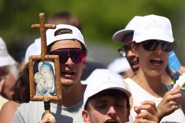 IPA87274851 - Assisi, Italy, August 6, 2026: A young believer holding a cross and an image of the Nativity. The Holy Father Leo XIV meets with young people participating in the GO! Franciscan Youth Meeting 2026 at the Basilica of Santa Maria degli Angeli in Assisi. The event brings together young people from various countries for a time of prayer, reflection, and fellowship inspired by Franciscan spirituality.  Copyright: xmarcoxiacobuccix xmarcoxiacobuccix 87274851