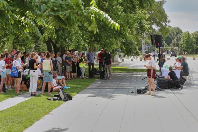 Berlin, Germany, August 6, 2026 Climate Alliance Calls for Heat Summit: An alliance of climate activists speaks in front of the Federal Chancellery Copyright: xdtsxNachrichtenagenturx dts_129440