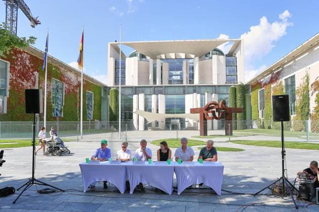 Berlin, Germany, August 6, 2026 Federal Chancellery Climate Alliance Calls for Heat Summit L R BUND Chair Olaf Bandt, AWO Board Member Claudia Mandrysch, Stefan Rahmstorf of the Potsdam Institute for Climate Impact Research, climate activist Luisa Neubauer, Max Bürck Gemassmer, a general practitioner, and Ralf Behring, a farmer Copyright: xdtsxNachrichtenagenturx dts_129441