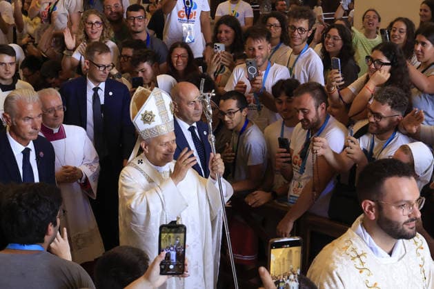 Pope Leo XIV meets participants of the Go! Franciscan Youth Meeting 2026 in Assisi ASSISI, ITALY - AUGUST 06: Pope Leo XIV waves to the faithful as he leaves after celebrating a Mass at St. Mary of Angels Basilica in Assisi, Italy, on August 06, 2026. The pontiff made a pastoral visit to Assisi, the birthplace and place of death of Saint Francis, where he met with the young participants of the Go! Franciscan Youth Meeting 2026. Riccardo De Luca Anadolu Assisi Italy. Editorial use only. Please get in touch for any other usage.  Copyright: x2026xAnadoluxRiccardoxDexLucax