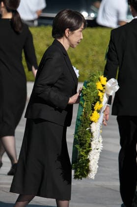 Japan s Prime Minister Sanae Takaichi offers flowers during the ceremony for the atomic bomb victims at Hiroshima Peace Memorial Park marking the 81th anniversary of the atomic bombing of Hiroshima, Japan on Thursday, August 6, 2026.  TKP2026080603 KEIZOxMORI