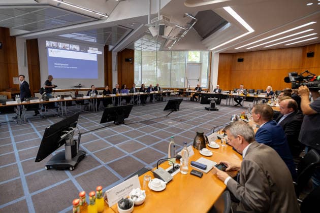Federal Minister of Transport Bilger Hosts High-Level Meeting on Low Water Levels Federal Minister of Transport Steffen Bilger (CDU) welcomes representatives from the inland waterway shipping industry and the business community to a high-level meet Copyright: xMarcxJohnx