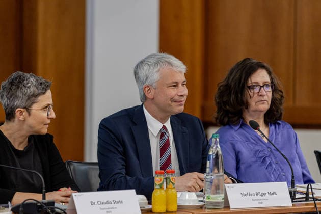 Federal Minister of Transport Bilger Hosts High-Level Meeting on Low Water Levels Federal Minister of Transport Steffen Bilger (CDU) welcomes representatives from the inland waterway shipping industry and the business community to a high-level meet Copyright: xMarcxJohnx