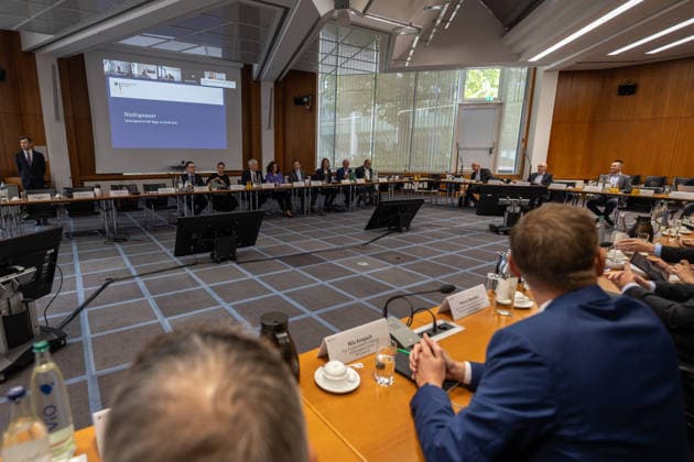 Federal Minister of Transport Bilger Hosts High-Level Meeting on Low Water Levels Federal Minister of Transport Steffen Bilger (CDU) welcomes representatives from the inland waterway shipping industry and the business community to a high-level meet Copyright: xMarcxJohnx