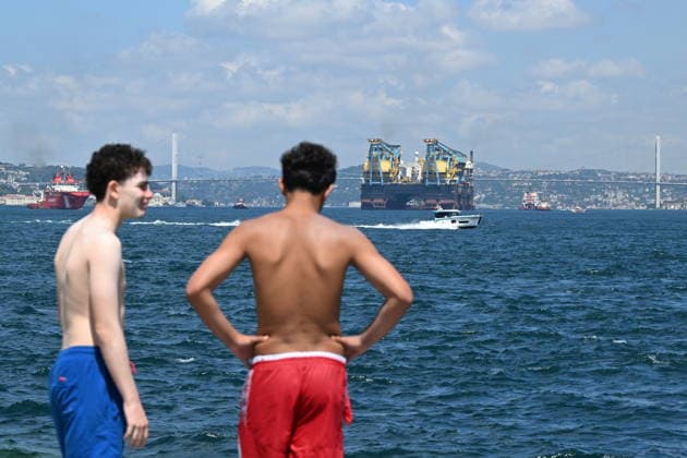 World s 3rd largest crane ship Saipem 7000 transits Bosphorus Strait in Istanbul ISTANBUL, TURKIYE - AUGUST 06: A general view of the semi-submersible crane and pipe-laying vessel Saipem 7000, the world s third-largest crane ship, as it transits the Bosphorus in Istanbul, Turkiye, on August 06, 2026. Murat Sengul Anadolu Istanbul Turkey. Editorial use only. Please get in touch for any other usage.  Copyright: x2026xAnadoluxMuratxSengulx