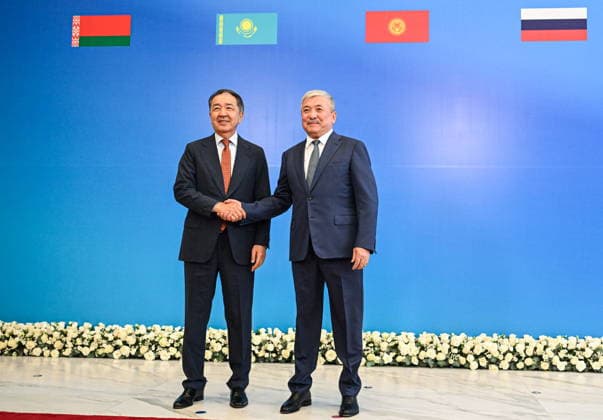 KYRGYZSTAN, ISSYK-KUL REGION - AUGUST 6, 2026: Adylbek Kasymaliev (R), Prime Minister Head of the Presidential Administration of Kyrgyzstan, welcomes Bakytzhan Sagintayev, Board Chairman of the Eurasian Economic Commission, ahead of a group photo op for a meeting of the Eurasian Intergovernmental Council at the presidential summer residence in the resort town of Cholpon-Ata situated on the northern shore of Lake Issyk-Kul Kyrgyzstan  - ZUMAt113 20260806_zaa_t113_174 Copyright: xAlexanderxMiridonovx
