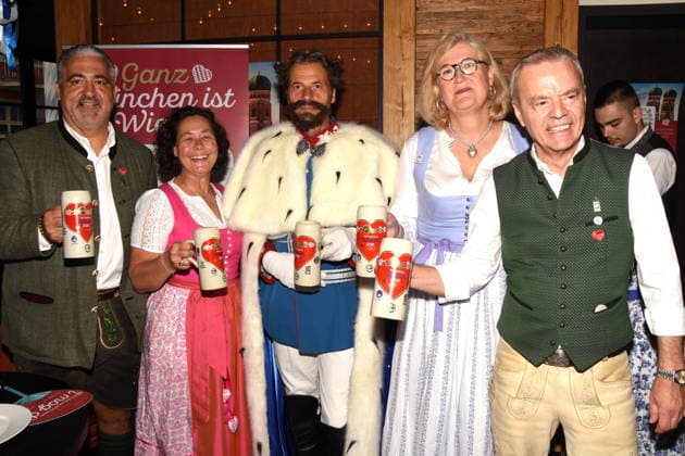 Organizers: Oliver, Barbara, Wendel; Augustiner pub owner at the Platzl; Josef Daser as Kini; King Ludwig II; Elisabeth Kreutzkamm Aumüller; Gregor Lembke’s Pastry Shop; Augustiner pub owner at the Cathedral; Board of Directors; Spokesperson for Munich’s Downtown Pub Owners; Munich, August 6, 2026; Spöckmeier PressPress Conference on the Wirtshauswiesn All of Munich is Wiesn Photo: Munich
