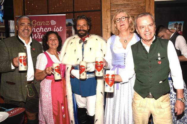 Organizers: Oliver, Barbara, Wendel; Augustiner pub owner at the Platzl; Josef Daser as Kini; King Ludwig II; Elisabeth Kreutzkamm Aumüller; Gregor Lembke’s Pastry Shop; Augustiner pub owner at the Cathedral; Board of Directors; Spokesperson for Munich’s Downtown Pub Owners; Munich, August 6, 2026; Spöckmeier PressPress Conference on the Wirtshauswiesn All of Munich is Wiesn Photo: Munich