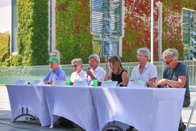 Berlin, Germany, August 6, 2026 Federal Chancellery Climate Alliance Calls for Heat Summit L R BUND Chair Olaf Bandt, AWO Board Member Claudia Mandrysch, Stefan Rahmstorf of the Potsdam Institute for Climate Impact Research, climate activist Luisa Neubauer, Max Bürck Gemassmer, a general practitioner, and Ralf Behring, a farmer Copyright: xdtsxNachrichtenagenturx dts_129442