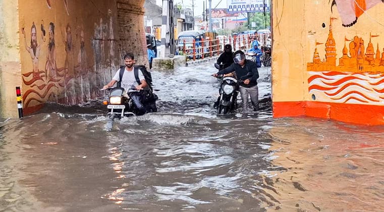 RECORD DATE NOT STATED Rain Lashes Parts of the Uk s Haridwar Haridwar, Aug 06 (ANI): Commuters wade through a waterlogged street following continuous rainfall in the city, in Haridwar on Thursday. (ANI Video Grab) Haridwar Uttrakhand India Copyright: xANIx ANI_20260806277