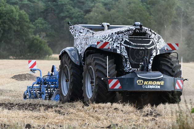 Erlkönig XXL on the Move in the Emsland Region: Autonomous agricultural machines from Krone and Lemken undergoing testing in a field. The driverless, diesel-electric implement carrier delivers approximately 230 PS, operates autonomously in the field, and was developed for soil preparation, seeding, mowing, and tilling. Spelle, Lower Saxony, Germany Copyright: xdiebildwerftx
