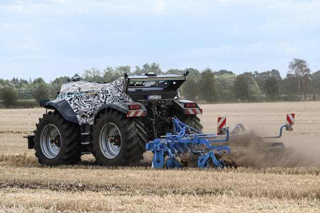 Erlkönig XXL on the Move in the Emsland Region: Autonomous agricultural machines from Krone and Lemken undergoing testing in a field. The driverless, diesel-electric implement carrier delivers approximately 230 PS, operates autonomously in the field, and was developed for soil preparation, seeding, mowing, and tilling. Spelle, Lower Saxony, Germany Copyright: xdiebildwerftx