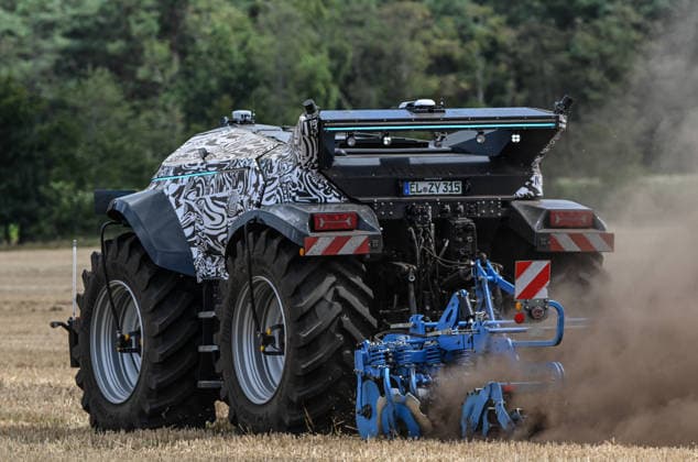 Erlkönig XXL on the Move in the Emsland Region: Autonomous agricultural machines from Krone and Lemken undergoing testing in a field. The driverless, diesel-electric implement carrier delivers approximately 230 PS, operates autonomously in the field, and was developed for soil preparation, seeding, mowing, and tilling. Spelle, Lower Saxony, Germany Copyright: xdiebildwerftx