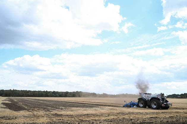 Erlkönig XXL on the Move in the Emsland Region: Autonomous agricultural machines from Krone and Lemken undergoing testing in a field. The driverless, diesel-electric implement carrier delivers approximately 230 PS, operates autonomously in the field, and was developed for soil preparation, seeding, mowing, and tilling. Spelle, Lower Saxony, Germany Copyright: xdiebildwerftx