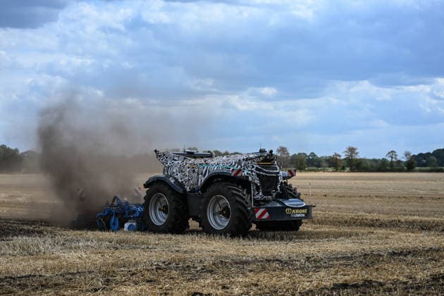 Erlkönig XXL on the Move in the Emsland Region: Autonomous agricultural machines from Krone and Lemken undergoing testing in a field. The driverless, diesel-electric implement carrier delivers approximately 230 PS, operates autonomously in the field, and was developed for soil preparation, seeding, mowing, and tilling. Spelle, Lower Saxony, Germany Copyright: xdiebildwerftx