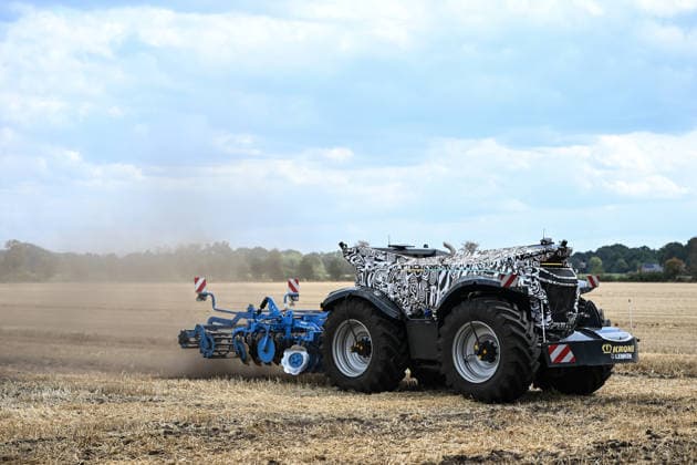 Erlkönig XXL on the Move in the Emsland Region: Autonomous agricultural machines from Krone and Lemken undergoing testing in a field. The driverless, diesel-electric implement carrier delivers approximately 230 PS, operates autonomously in the field, and was developed for soil preparation, seeding, mowing, and tilling. Spelle, Lower Saxony, Germany Copyright: xdiebildwerftx