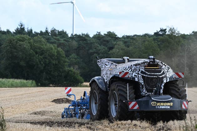 Erlkönig XXL on the Move in the Emsland Region: Autonomous agricultural machines from Krone and Lemken undergoing testing in a field. The driverless, diesel-electric implement carrier delivers approximately 230 PS, operates autonomously in the field, and was developed for soil preparation, seeding, mowing, and tilling. Spelle, Lower Saxony, Germany Copyright: xdiebildwerftx