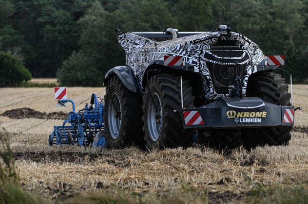 Erlkönig XXL on the Move in the Emsland Region: Autonomous agricultural machines from Krone and Lemken undergoing testing in a field. The driverless, diesel-electric implement carrier delivers approximately 230 PS, operates autonomously in the field, and was developed for soil preparation, seeding, mowing, and tilling. Spelle, Lower Saxony, Germany Copyright: xdiebildwerftx