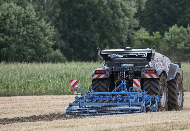 Erlkönig XXL on the Move in the Emsland Region: Autonomous agricultural machines from Krone and Lemken undergoing testing in a field. The driverless, diesel-electric implement carrier delivers approximately 230 PS, operates autonomously in the field, and was developed for soil preparation, seeding, mowing, and tilling. Spelle, Lower Saxony, Germany Copyright: xdiebildwerftx