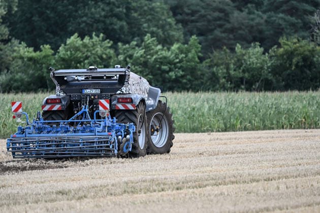 Erlkönig XXL on the Move in the Emsland Region: Autonomous agricultural machines from Krone and Lemken undergoing testing in a field. The driverless, diesel-electric implement carrier delivers approximately 230 PS, operates autonomously in the field, and was developed for soil preparation, seeding, mowing, and tilling. Spelle, Lower Saxony, Germany Copyright: xdiebildwerftx