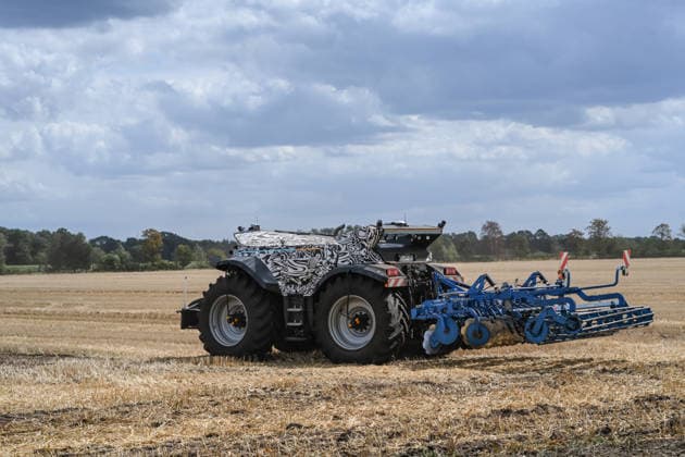 Erlkönig XXL on the Move in the Emsland Region: Autonomous agricultural machines from Krone and Lemken undergoing testing in a field. The driverless, diesel-electric implement carrier delivers approximately 230 PS, operates autonomously in the field, and was developed for soil preparation, seeding, mowing, and tilling. Spelle, Lower Saxony, Germany Copyright: xdiebildwerftx