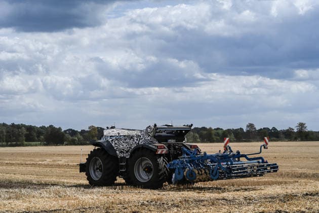 Erlkönig XXL on the Move in the Emsland Region: Autonomous agricultural machines from Krone and Lemken undergoing testing in a field. The driverless, diesel-electric implement carrier delivers approximately 230 PS, operates autonomously in the field, and was developed for soil preparation, seeding, mowing, and tilling. Spelle, Lower Saxony, Germany Copyright: xdiebildwerftx