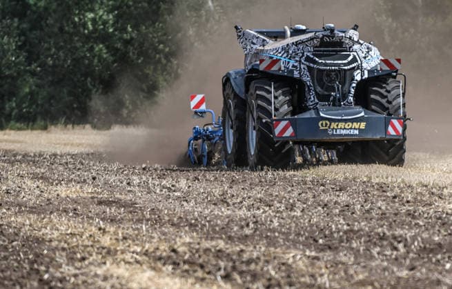 Erlkönig XXL on the Move in the Emsland Region: Autonomous agricultural machines from Krone and Lemken undergoing testing in a field. The driverless, diesel-electric implement carrier delivers approximately 230 PS, operates autonomously in the field, and was developed for soil preparation, seeding, mowing, and tilling. Spelle, Lower Saxony, Germany Copyright: xdiebildwerftx