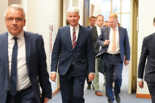 Press Conference Following the High-Level Meeting on Low Water Levels with Transportation Minister Bilger: Federal Transportation Minister Steffen Bilger, looking relaxed, on his way to the press conference following the high-level meeting on low water levels on the Rhine at the Federal Ministry of Transportation in Bonn, August 6, 2026, Bonn, North Rhine-Westphalia, Germany