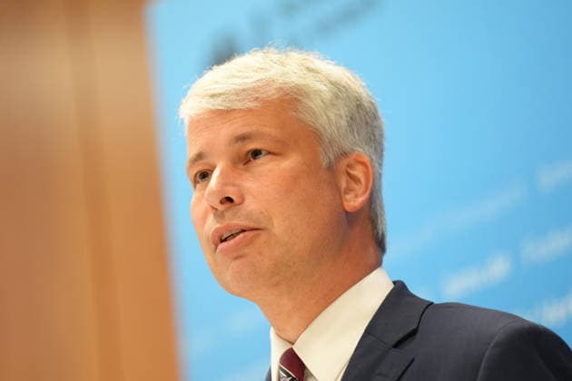 Press Conference: High-Level Discussion on Low Water Levels with Transportation Minister Bilger, Bonn, North Rhine-Westphalia, Germany