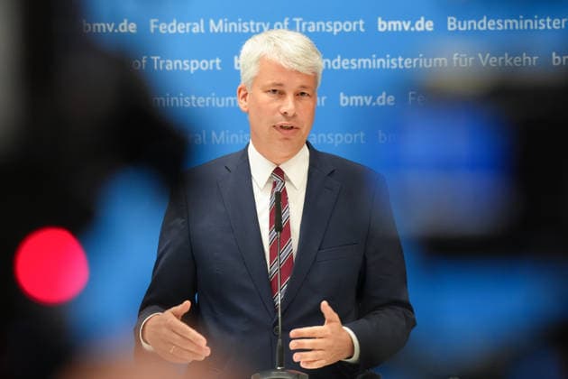 Press Conference: High-Level Discussion on Low Water Levels with Transportation Minister Bilger – A portrait of Transportation Minister Steffen Bilger standing next to a red light during the press conference following the high-level discussion on low water levels in the Rhine at the Federal Ministry of Transportation, Bonn, August 6, 2026, Bonn, North Rhine-Westphalia, Germany