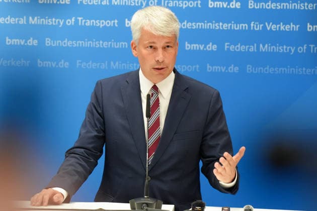 Press Conference Following High-Level Talks on Low Water Levels with Transportation Minister Bilger: A portrait of Transportation Minister Steffen Bilger gesturing during the press conference following the high-level talks on low water levels in the Rhine at the Federal Ministry of Transportation, Bonn, August 6, 2026, Bonn, North Rhine-Westphalia, Germany
