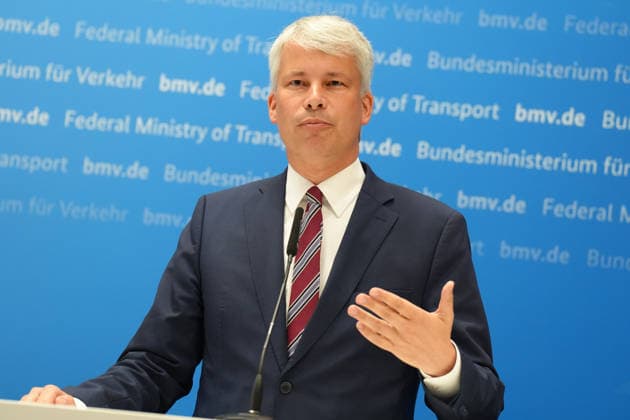 Press Conference Following High-Level Talks on Low Water Levels with Transportation Minister Bilger: A portrait of Transportation Minister Steffen Bilger gesturing during the press conference following the high-level talks on low water levels in the Rhine at the Federal Ministry of Transportation, Bonn, August 6, 2026, Bonn, North Rhine-Westphalia, Germany