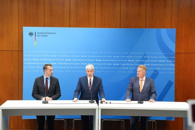 Press Conference Following the High-Level Meeting on Low Water Levels with Transportation Minister Bilger Group photo of Steffen Bauer, CEO of HGK, together with Steffen Bilger, Federal Minister of Transportation, and Jens Schwanen, Managing Director of BDB, at the press conference following the high-level meeting on low wate