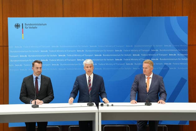 Press Conference Following the High-Level Meeting on Low Water Levels with Transportation Minister Bilger Group photo of Steffen Bauer, CEO of HGK, together with Steffen Bilger, Federal Minister of Transportation, and Jens Schwanen, Managing Director of BDB, at the press conference following the high-level meeting on low wate