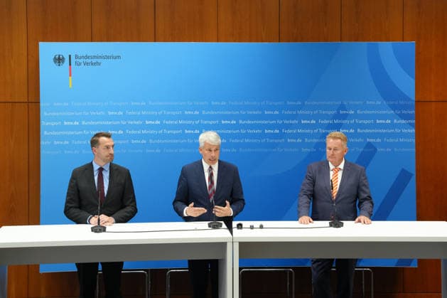 Press Conference Following the High-Level Meeting on Low Water Levels with Transportation Minister Bilger Group photo of Steffen Bauer, CEO of HGK, together with Steffen Bilger, Federal Minister of Transportation, and Jens Schwanen, Managing Director of BDB, at the press conference following the high-level meeting on low wate