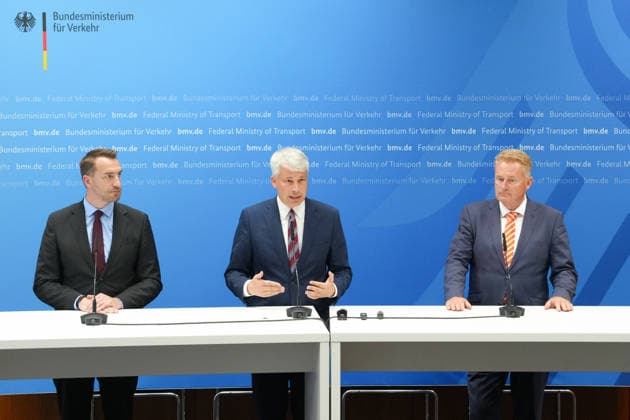 Press Conference Following the High-Level Meeting on Low Water Levels with Transportation Minister Bilger Group photo of Steffen Bauer, CEO of HGK, together with Steffen Bilger, Federal Minister of Transportation, and Jens Schwanen, Managing Director of BDB, at the press conference following the high-level meeting on low wate