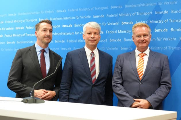 Press Conference: High-Level Discussion on Low Water Levels with Transportation Minister Bilger Group photo of Steffen Bauer, CEO of HGK, together with Steffen Bilger, Federal Minister of Transportation, and Jens Schwanen, Managing Director of BDB, following the high-level discussion on low water levels in connection with the Rhine’s low water level